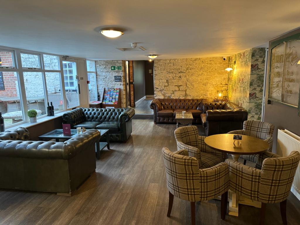 Frampton Arms - Karndean Van Gogh - Hessian Oak - Lounge area