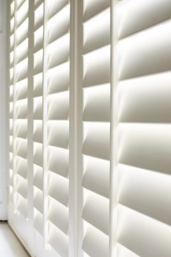 Central tilt rod, full height shutters
